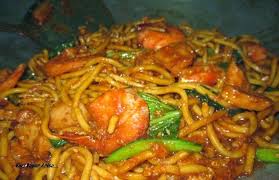 Untuk bahan resepi mee goreng basah sedap ni ,anda boleh masukkan lauk seafood seperti sotong,udang atau isi kerang.lauk lain pun tak yang penting sekali dalam masak resepi mee goreng basah adalah penggunaan kicap mee dan juga kicap pekat.ianya berlainan dengan kicap pekat. Resepi Mee Goreng Telur