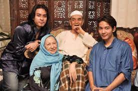 .shah jaszle dan prema yin dan diarahkan oleh aktor muda yg terkenal gambit saifullah.sume org dok komen yang video nh tidak sesuai untuk pasaran malaysia sebab video ini mempunyai unsur 18sx.fhm2 jela ye.so,gambit bial ditanyakan mengenai video ini beliau menjawab video. Fidi Rosli Home Facebook