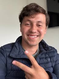 Feliz por qué no tengo una imagen falsa que mantener. Lo que ven es lo que  hay. Algunos días son increíbles, otros un desastre, pero siempre soy yo!!  Recuerden que ser buena