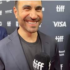 🔗 brit.co/office-romance-jennifer-lopez-movie/ J.Lo and Brett Goldstein?  Yes, please! Not only is Jennifer Lopez producing Emily Henry's Happy  Place, but she's also starring with the Ted Lasso star and writer in  Netflix's new