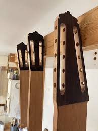 Christopher dean was born in 1958 in lincoln (england) and opened 1985 his first workshop in this guitar was built in 2003 and is wearing the number 313. Sdc Didllqd9dm