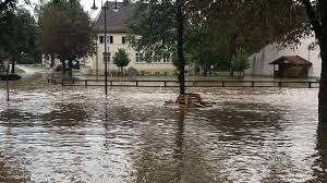 Regen, schneefall, wind, gewitter gefrierender regen. Unwetter In Suddeutschland Starkregen Uberflutet Ganzes Dorf In Bayern
