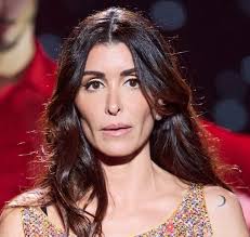 Jenifer : la chanteuse de 42 ans ne porte pas de soutien-gorge et dévoile  une poitrine XXL, les photos qui font scandale… Voir le 1er commentaire