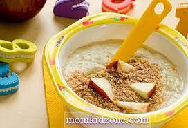Renehkan 'rolled oat blend', epal merah dan serbuk kayu manis sebentar di atas dapur. Oat Untuk Bayi Faedah Kesihatan Kandungan Nutrisi Resipi Bayi 2021
