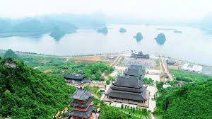 Chùa tam chúc nằm tại xã ba sao , huyện kim bảng , tình hà nam cách thành phố hà nội chỉ khoảng 70km. Tour Ninh Binh 1n Chua Tam Chuc Trang An
