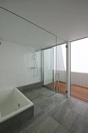 寺前の家 2016年 デッキテラス付きの浴室 床はタイル 壁はfrp仕上げです 浴室 在来浴室 浴室設計 浴室暖房 住宅 住宅デザイン 豊川 豊川住宅 豊川工務店 豊川設計事務所 空間建築 art home house design 浴室 タイル 浴室 床 設計事務所