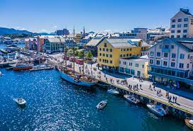 Kristiansund har 24 334 innbyggere (24. Kristiansund Atlanterhavsbyen Visit Mr