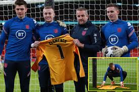 Henderson has helped sheffield united in their tremendous season so far. England Goalkeepers Jordan Pickford Nick Pope And Dean Henderson Pay Tribute To Ray Clemens After The Deaths Of Liverpool And Tottenham Legend