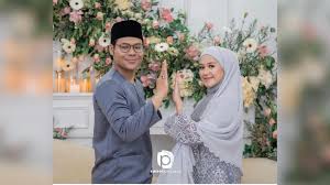 Em b7 b lakaran lukisan tak berwajah em b7 b meronta ku di dalam kesunyian am em tak rela ku mengejar cinta yang hampir kelam b7 b sendiri ku di sini pilu. Syamel Ernie Bertunang