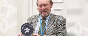 25 mlynedd o wasanaeth gwirfoddolwr llinell gymorth iechyd meddwl yn cael  ei gydnabod gyda gwobr arbennig