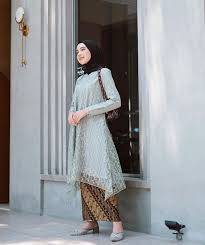Dari sisi harga kebaya kutu baru brokat memang rada mahal dibanding dengan jenis lain apalagi polosan. Inspirasi Kebaya Brokat Modern