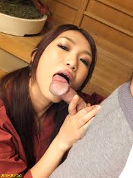 貴方の チンポを丁寧に しゃぶる 美女