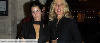 Their flirtation slowly builds over lingering glances and an impromptu violin solo in chambon s apartment. Sandrine Kiberlain Et Vincent Lindon Fetent Les 20 Ans De Leur Fille Suzanne Gala Flipboard