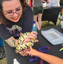 Like I respect you for giving your pet leeches freshest food from your own  body, I just genuinely need to know. Why is this a thing???😵