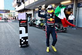 A vasárnap zajló azeri nagydíjat charles leclerc kezdheti az élről, lewis hamilton feledtette a szabadedzéseken mutatott gyenge formáját és a 2. Index Sport Verstappen Az Elrol Kapott Defektet Sergio Perez Nyert Bakuban