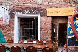 Preparatele din meniul barca sunt menite să îți ofere hrană vie, dar și să stimuleze simțurile. Sis N Me Cea Mai FinÄƒ Dulcicaterie FÄƒrÄƒ ZahÄƒr Din BucureÈ™ti Delicatesele Raw Vegan Vin In Cafeneaua Pop Up Made In Ro