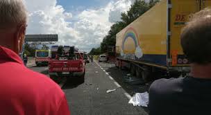 Nell'incidente si è verificato uno sversamento di gasolio, che si è disperso su tutta la carreggiata e la parziale perdita di carico composta da collettame. A1 Incidente Per Coda Di Curiosi Un Morto E Due Feriti Tra Piacenza E Fiorenzuola Coinvolte Un Auto E Una Moto Il Mattino It