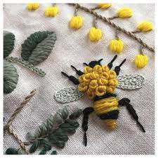 ウール糸で刺繍したミツバチ もこもこした感じが可愛らしくてお気に入りの図案です 樋口愉美子 woolstitch 刺繍 刺繍 図案 手芸刺繍
