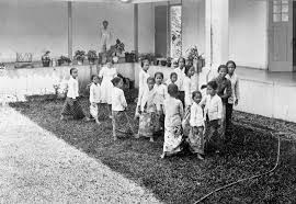 Sekelompok Gadis Yang Bermain Di Halaman Kartinischool Sekolah Kartini Bogor 1920 Sekolah Indonesia Halaman
