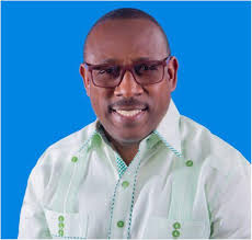 Nace el día 23 de mayo del año 1968 en Villa Altagracia. Es el mayor de  cuatro hermanos, hijo del señor Paulino Alcántara Pozo (Oscar) y Juanita  Adames (Juana). Realiza sus estudios