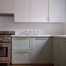 Aunque estaban en buen estado, visualmente restaban luz y además daban la sensación de pesadez. Tiradores De Tendencia Y Vinilos Para Transformar El Aspecto De Tu Cocina Facilmente