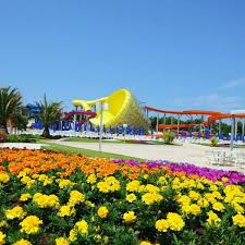Es gibt auch ein großes kinderbecken sowie familienrutschen. Aquapark Aquacolors Water Park In Porec
