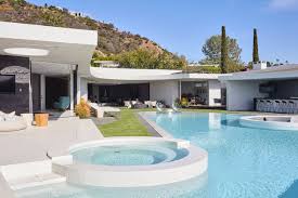 Often times, people use modern and contemporary interchangeably, but they are very different. Modern Or Contemporary What S The Difference In Home Styles Wsj