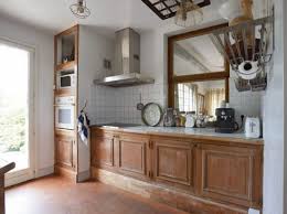 Placard en bois vernis, évier vieillissant, robinetterie fatiguée, carrelage mural dépassé de mode : Relooker Une Cuisine Rustique Maison Travaux