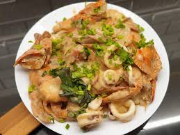 Panaskan minyak masak, goreng udang yang di gaul tepung tadi selama lebih kurang 1 minit sehingga kulitnya garing. Resipi Udang Telur Masin Bestari