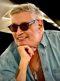 Amigas y Amigos: Es solamente un hombre solo que camina solitario por su  jardín. Mientras, una mujer sola lo retrata solitariamente. Un hombre de  rosado sueña con rosas. Una mujer lo roza