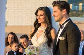 Tolgahan sayışman karısının ayağını yerden kesecek. Tolgahan Sayisman In Esi Almeda Abazi Hamile Magazin Haberleri Fiskos Haberleri