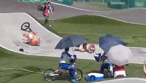 Hope the official is o.k. Tokyo Olympics Bmx Racer Niek Kimmann In Race Against Time To Be Fit For Thursday After Crash Saty Obchod News