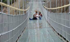 Surnommée « le pont des héros », cette structure transparente permet d'avoir une vue inédite sur le parc national shiniuzhai dans le hunan. Le Plus Long Pont Suspendu En Verre Cree En Chine Blog Voyages