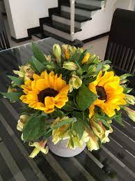 Cute Sunflower And Alstroemeria Arrangement Fresh Flowers Arrangements Sunflower Arrangements Flower Arrangements Simple