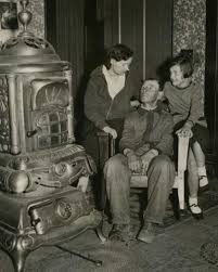 He operated with a group of men known as the dillinger gang or terror gang, which was accused of robbing 24 banks and four police stations, among other activities. John Dillinger Sr In 1935 With His Two Daughters From John Dillinger Unofficial On Facebook History Gangster Baby Face Nelson