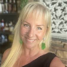 Samantha Reeder's Instagram, Twitter & Facebook