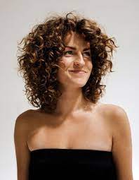 Le carré sur cheveux frisés convient tout aussi bien aux cheveux épais qu'au cheveux fins que l'on vient dégrader pour éviter l'effet triangle en prenant soin de ne pas couper trop court. Cheveux Boucles Naturellement Automne Hiver 2016 Cheveux Boucles Quelques Idees De Coiffures Pour Les Sublimer Elle