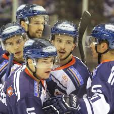 Während eishockey für mädchen in deutschland noch um anerkennung kämpfen muss, ist es in den usa mit einem zuwachs von 34 prozent in den vergangenen zehn jahren die am schnellsten wachsende sportart. Eishockey Bestandsaufnahme Mit Spielerberatern Hille Oswald Und Weber Kassel Huskies