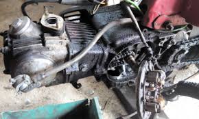 Dalam video kali ini aku nak servis motor lagenda aku ni. Minyak Hitam Motor Kering Cakap Pomen Motor