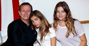 Lors d'une entrevue donnée à gala, publiée par le magazine le jeudi 20 août dernier, francis lalanne avait confié un grand secret au sujet de son amour avec alice, une jeune femme de 24 ans. Francis Lalanne Son Histoire D Amour Et Son Divorce Avec Stella Mere De Ses 4 Enfants