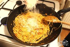 4 pastravi, 1 catel de usturoi, ulei de masline, 1 pahar vin alb, sare, piper, boia, 1 lamaie, rozmarin proaspat/uscat, patrunjel proaspat. Spaghete Bolognese Cu Sos Cumparat ReÈetÄ RapidÄ Spaghete
