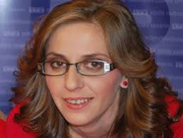 Ceea ce ziua datoreaza noptii este poate cea mai impresionanta, profund umana, carte a yasminei khadra (pseudonim literar al autorului francez de origine algeriana mohammed moulessehoul). Ceea Ce Ziua Datoreaza Noptii Dede