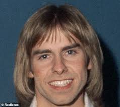 Les' family confirmed the news to fans on the band's facebook page. Xg1ehgflyqegrm