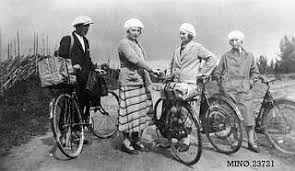 Syklister. På tur til ungdomsstevne i Alvdal. F. v. Bård Riise, Margit  Riise, Alfhild Øian, Inger Eide.