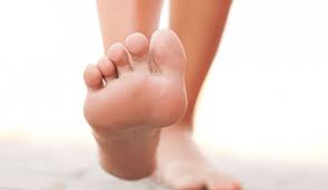 أسباب وعلاج برودة القدمين مجلتك