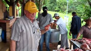 La ternera o mamona a la llanera es una de las comidas típicas de los llanos orientales, y se prepara asando cortes especiales de una ternera, los cuales se cuelgan o ensartan en estacas o jaulas de hierro donde son asados a fuego lento sobre leña. Sal Y Pimienta A La Carne Receta Llanera Colombiana By Vicente Quintero
