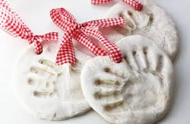 Ho quindi preparato dei cuoricini in pasta di sale, che volevo utilizzare per decorare i pacchetti regalo del mio negozio etsy. Decorazioni In Pasta Di Sale Con Il Bimby Ricetta Ingredienti E Dosi Donnaclick