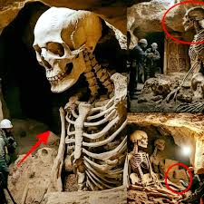 Descubrimiento Sensacional: Cueva Oculta Bajo el Río Éufrates Sellada Tras el Sorprendente Hallazgo de Restos Gigantes En un descubrimiento que desafía todas las expectativas, arqueólogos han desenterrado una cueva oculta bajo el