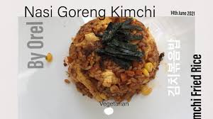 Potong dadu bawang bombai, daun bawang, dan cincang. Nasi Goreng Kimchi Vegetarian Kimchi Fried Rice Youtube