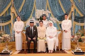 Menurut laporan sinar harian, wanita tersebut dipercayai merupakan bekas ratu cantik moscow yang dikenali sebagai oksana voevodina. Gambar Sekitar Majlis Menempah Bidan Puteri Sulung Yang Dipertuan Agong Tengku Iman Afzan